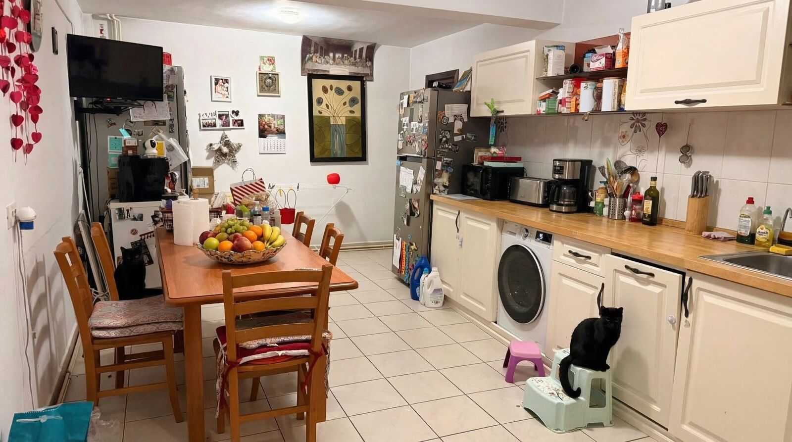 Bucătărie mare cu zonă de luat masa în casa din Colentina