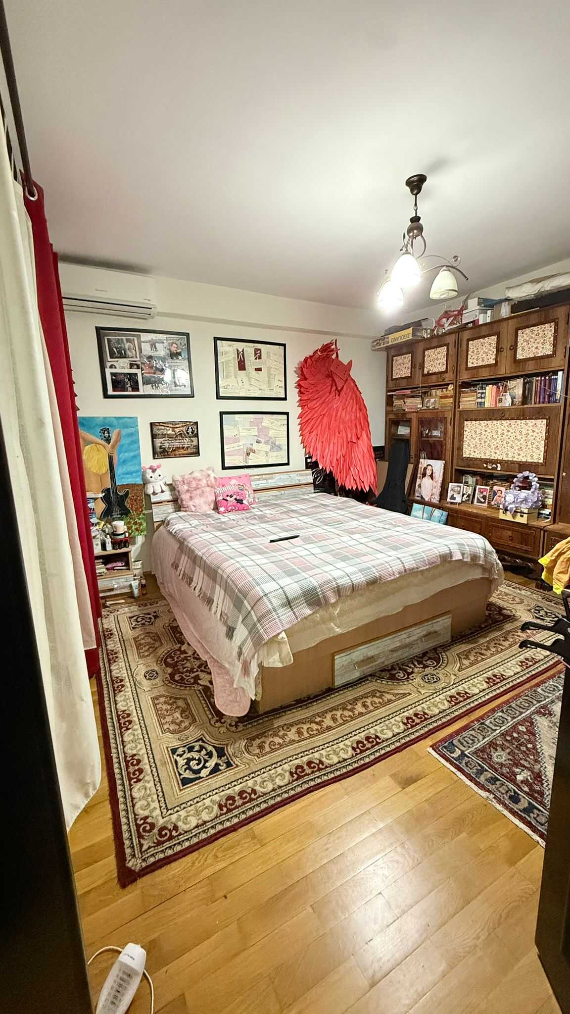 Dormitor luminos la etaj în casa de vânzare din Colentina