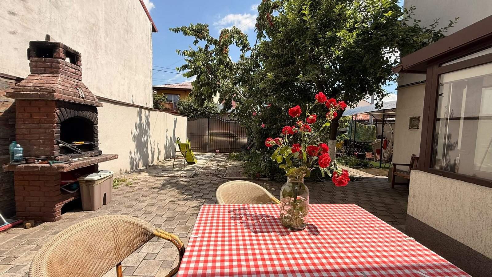 Vedere principală a casei din curte – proprietate spațioasă în Colentina lângă Parcul Ion Creangă