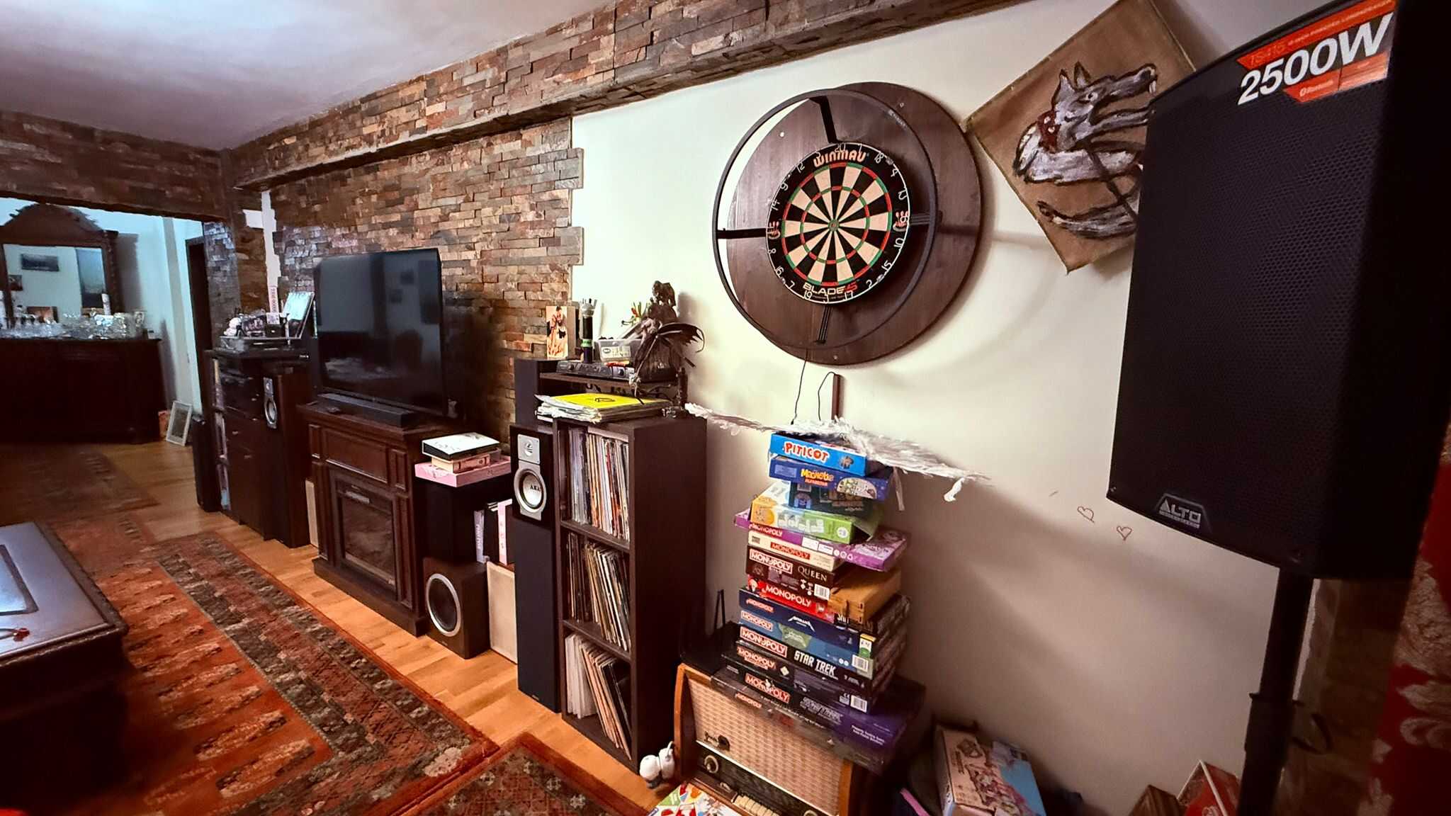 Living cu zonă TV și perete decorativ din piatră, casă Colentina