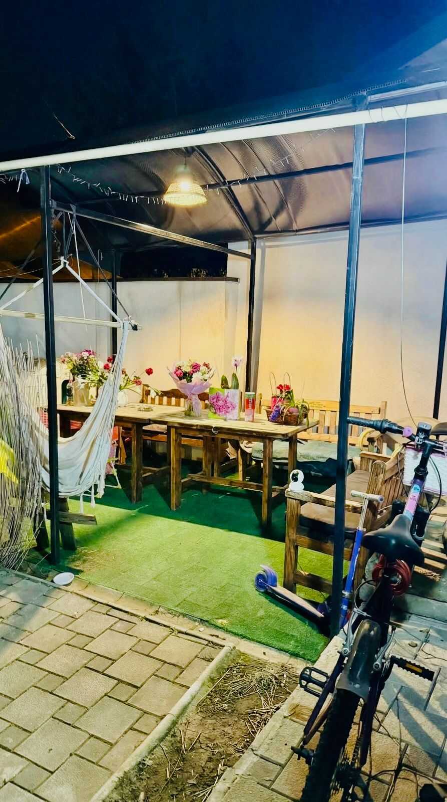 Terasă acoperită și zonă de relaxare în curtea casei din Colentina